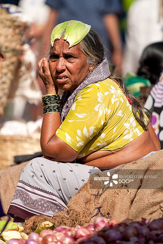 印度果阿：在著名的马普萨每周市场上出售新鲜蔬菜的女人图片素材