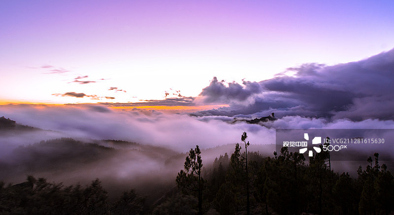 云雾中的努布洛岩图片素材