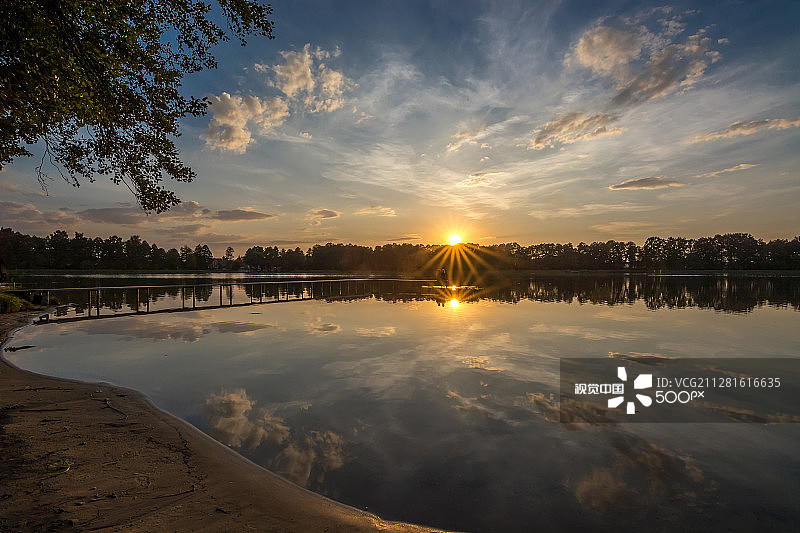 在桥上的情侣图片素材