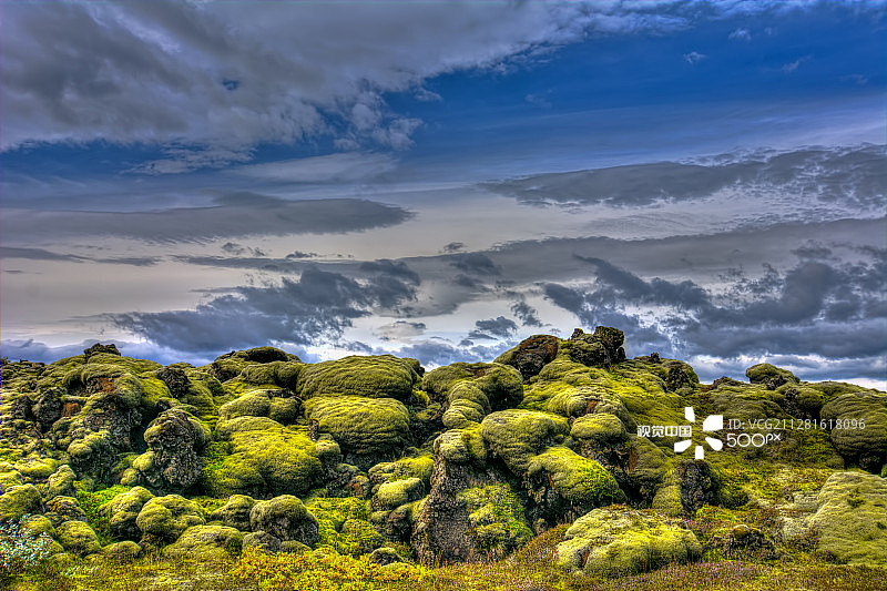 冰岛布满青苔的岩石和云景图片素材
