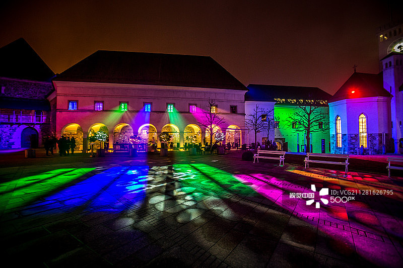 雾中的彩色卢布尔雅那城堡图片素材