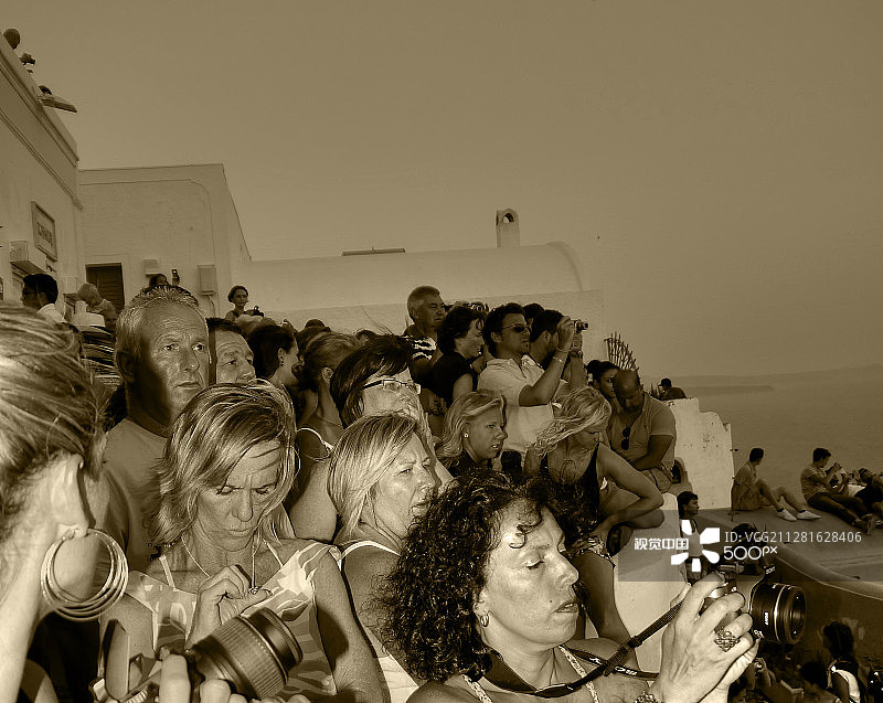 在圣托里尼伊亚小镇欣赏日落图片素材