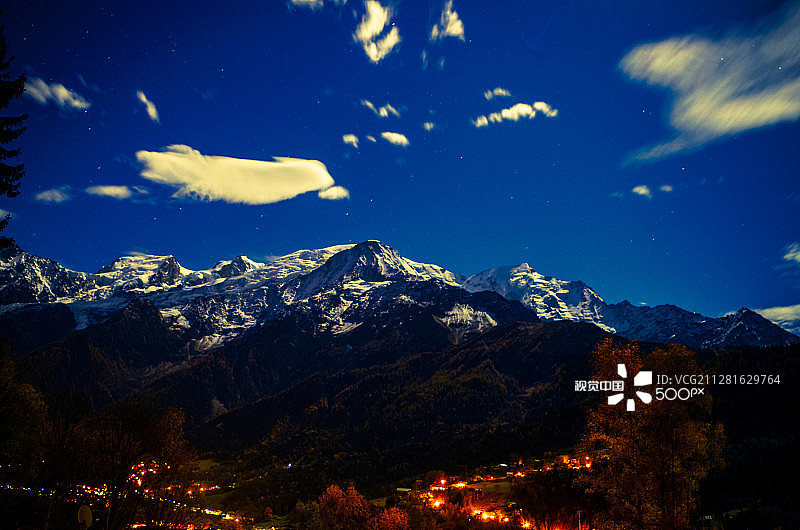 夜间从莱图什看到的勃朗峰图片素材