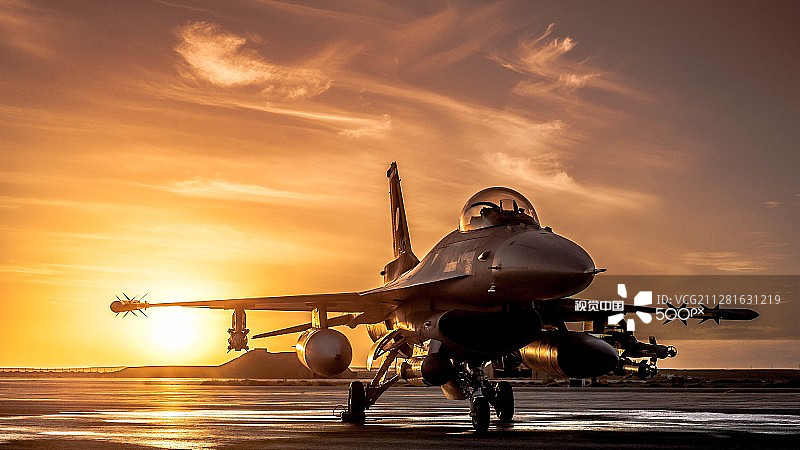 F-16在壮丽的日落中图片素材