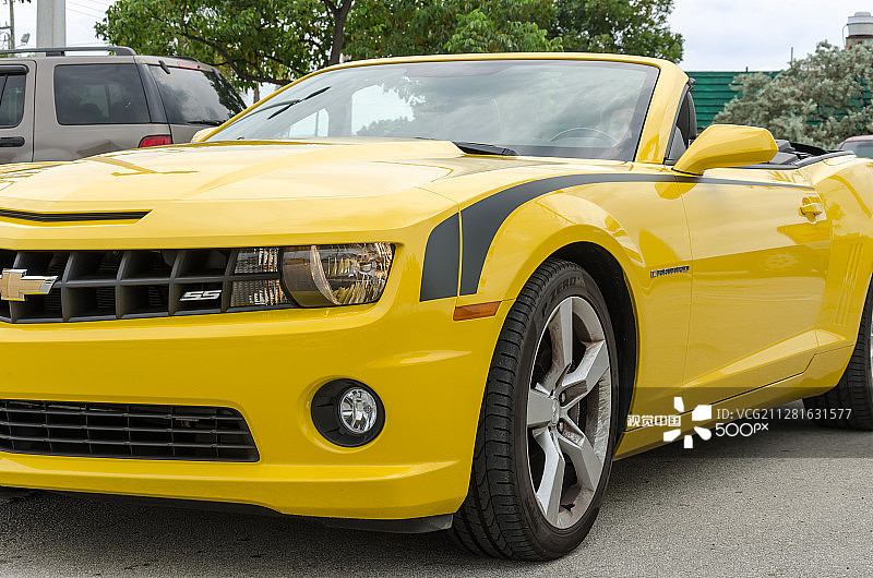 黄色高科技雪佛兰Camaro SS敞篷车图片素材