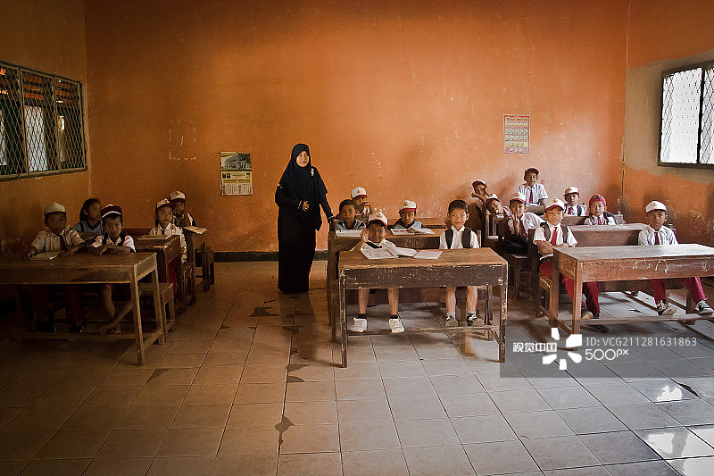 龙目岛小村庄的教室，印度尼西亚图片素材