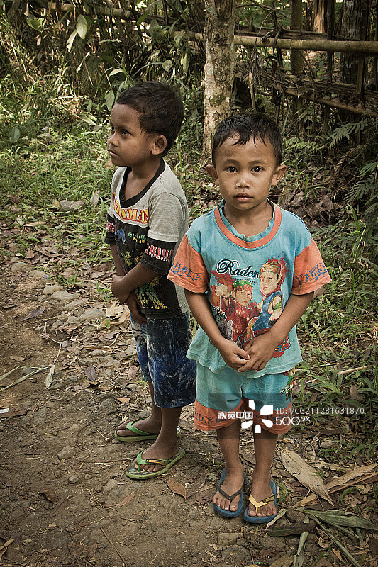 印度尼西亚龙目岛上的两名印度尼西亚儿童图片素材