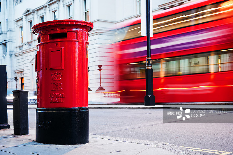 伦敦的传统红色邮箱和红色巴士图片素材