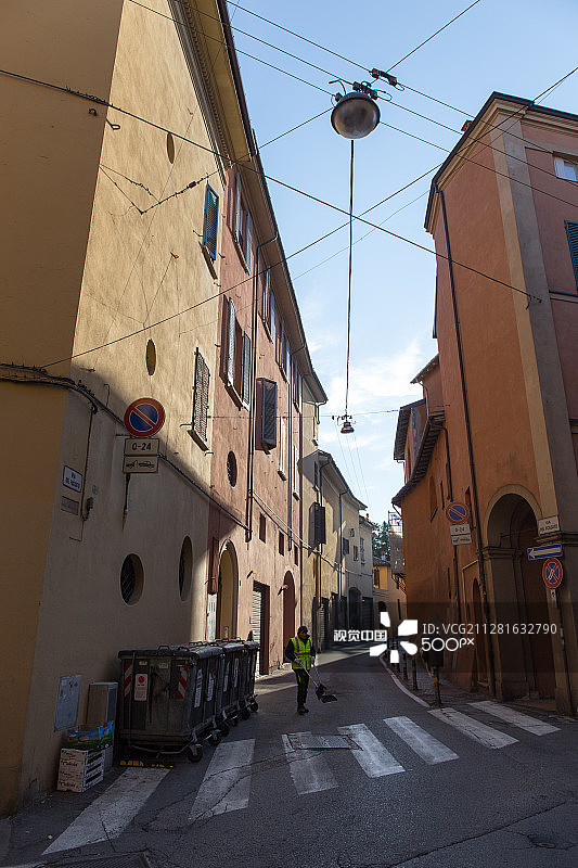 博洛尼亚狭窄的街道图片素材