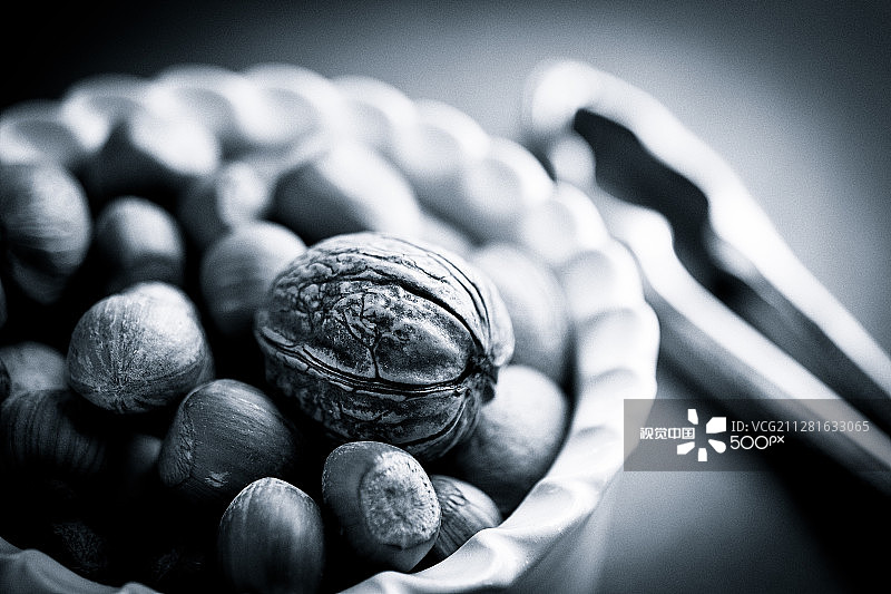 坚果和开坚果器图片素材