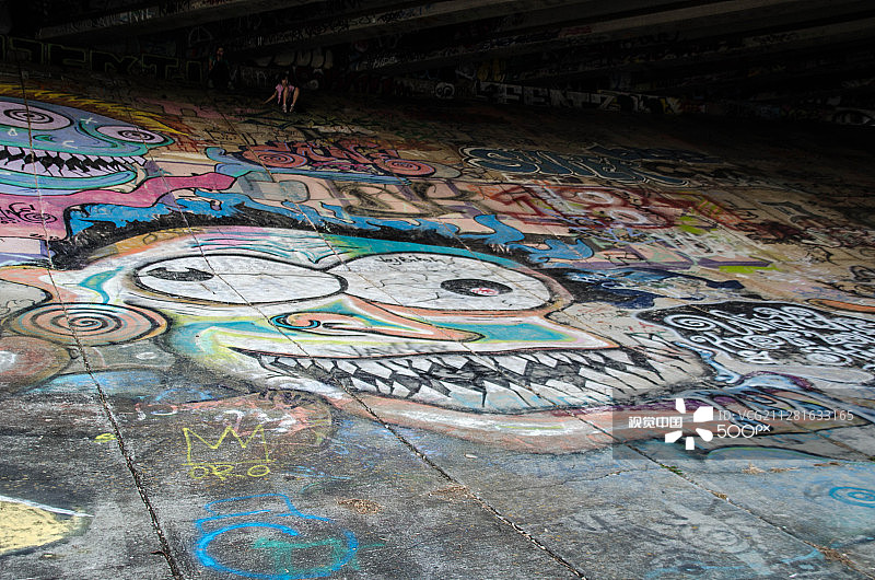 桥下的卡里佩拉图片素材