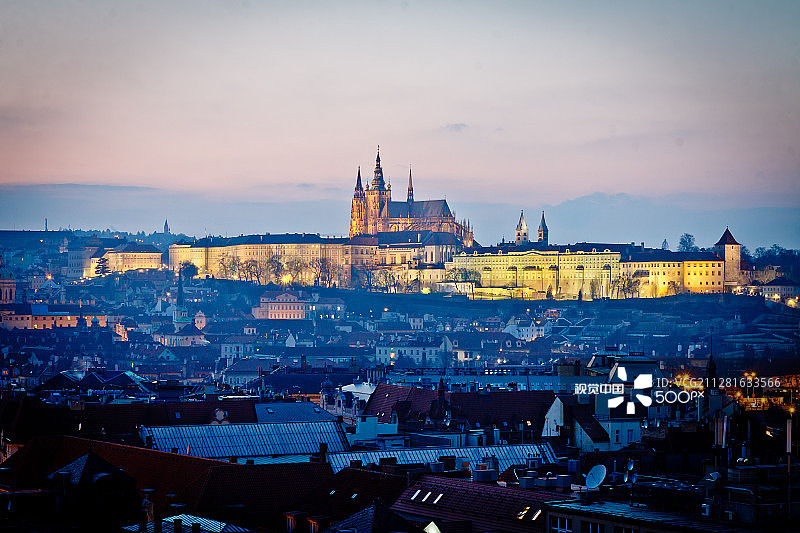 日落时分的布拉格城堡景观图片素材