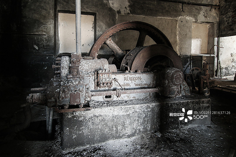 废弃的旧水泵图片素材