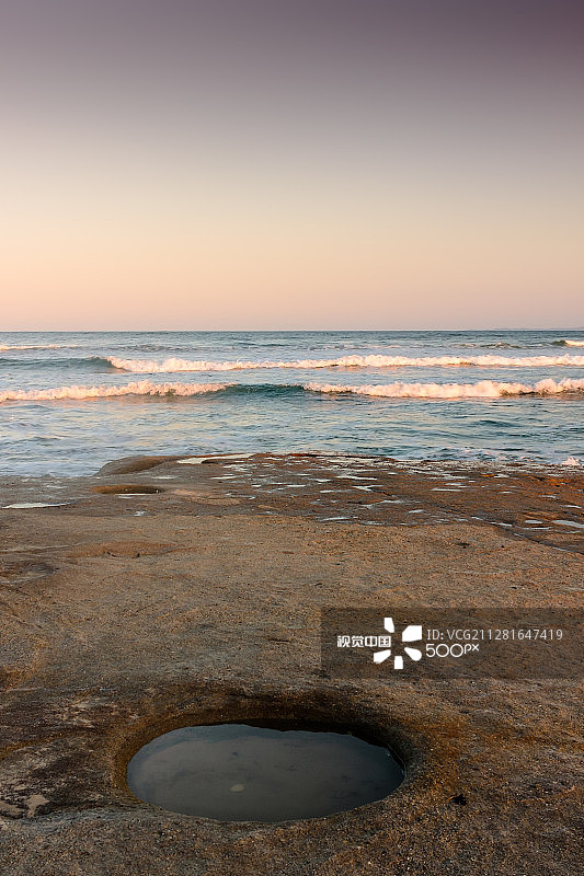 岩石上的洞图片素材