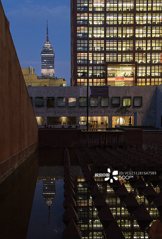 拉丁塔和水景图片素材