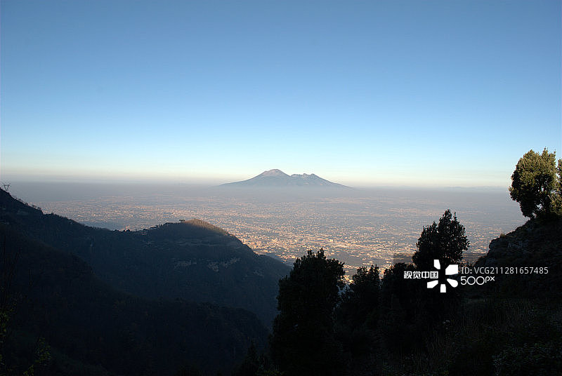 初冬清晨的维苏威火山图片素材