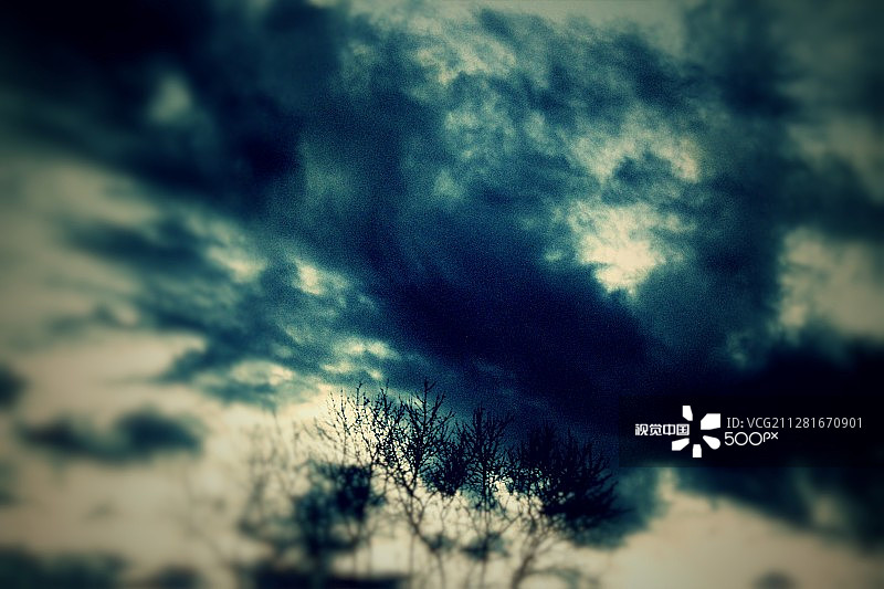 我们上空的乌云图片素材