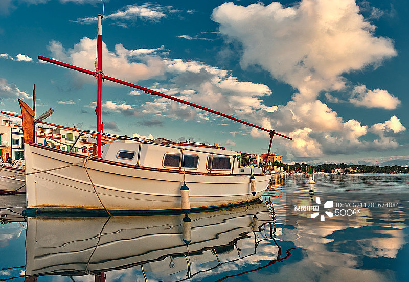 马略卡岛科隆港湾的船只图片素材