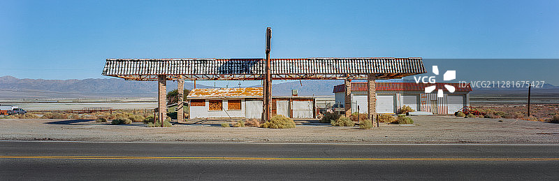 沙漠中的废弃加油站图片素材