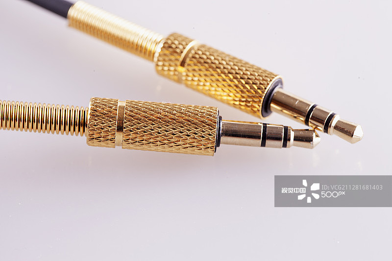 白色背景上的金色千斤顶图片素材