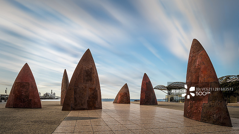吉朗海滨的帆船艺术雕塑图片素材
