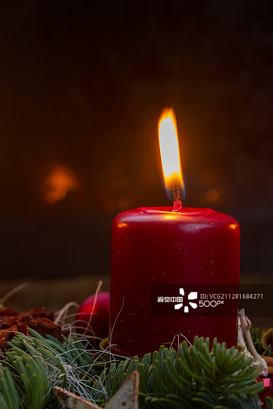 带燃烧蜡烛的降临节花环图片素材