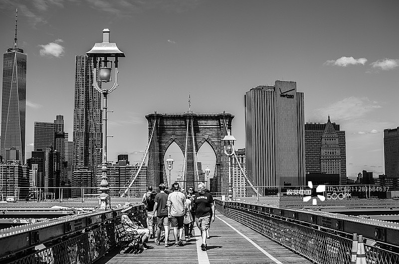 漫步布鲁克林大桥图片素材