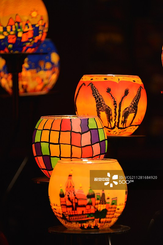 伦敦圣诞集市上色彩鲜艳的灯罩图片素材