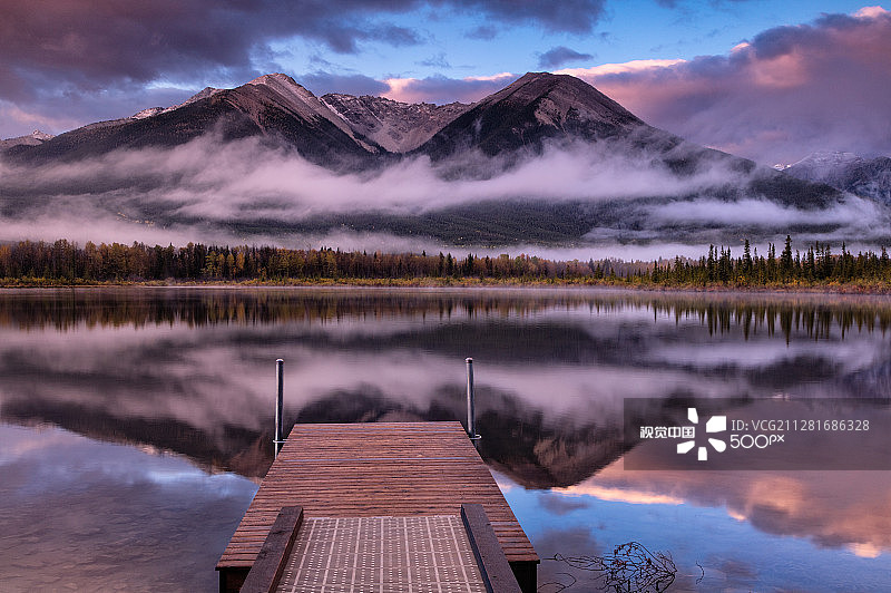 从朱砂湖看到的黎明时分的硫磺山图片素材