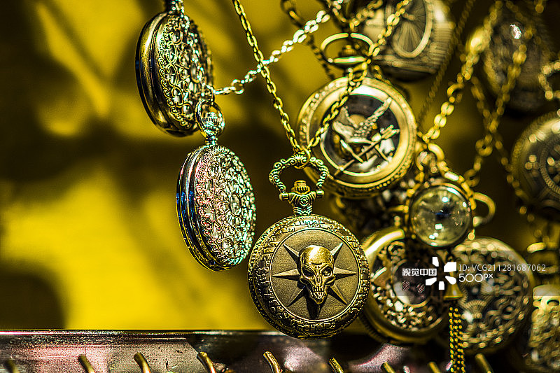 带链条的经典怀表图片素材