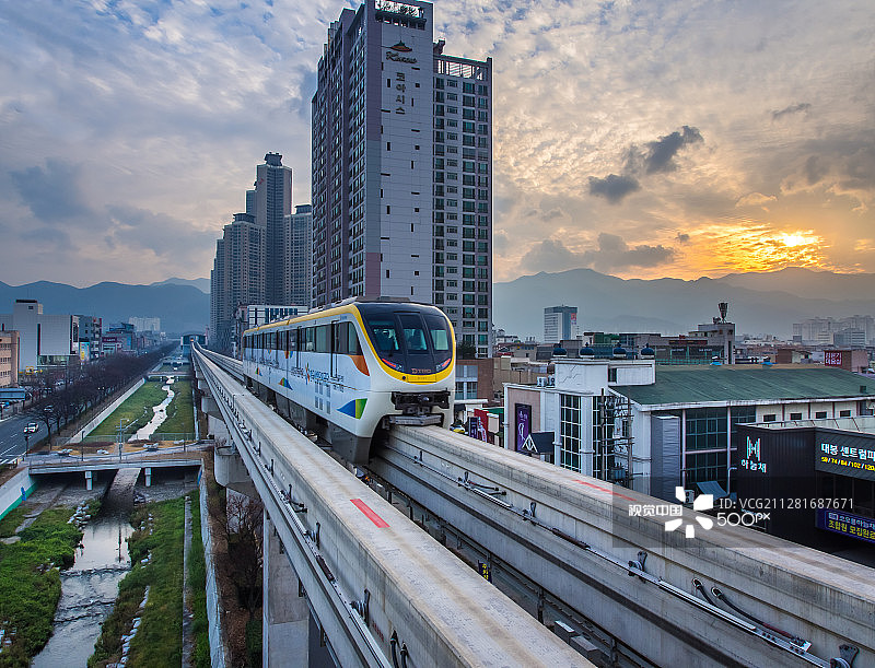韩国大邱的单轨列车图片素材