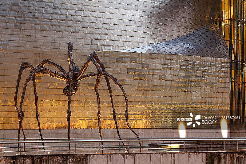 西班牙毕尔巴鄂古根海姆博物馆里的妈妈图片素材