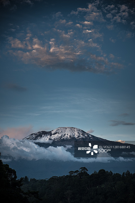 乞力马扎罗山的薄雾图片素材