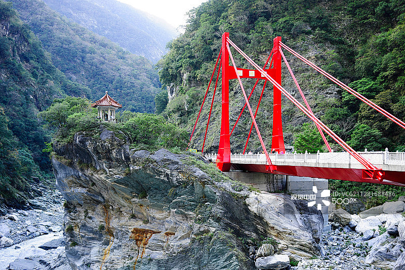 中国台湾太鲁阁红桥和山神庙图片素材