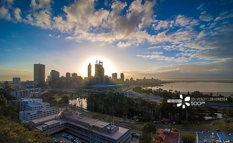 澳大利亚西澳大利亚珀斯天际线在斯旺河上的金色日出图片素材