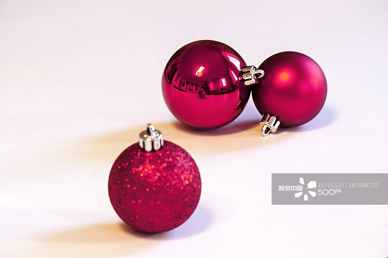 品红色圣诞球图片素材