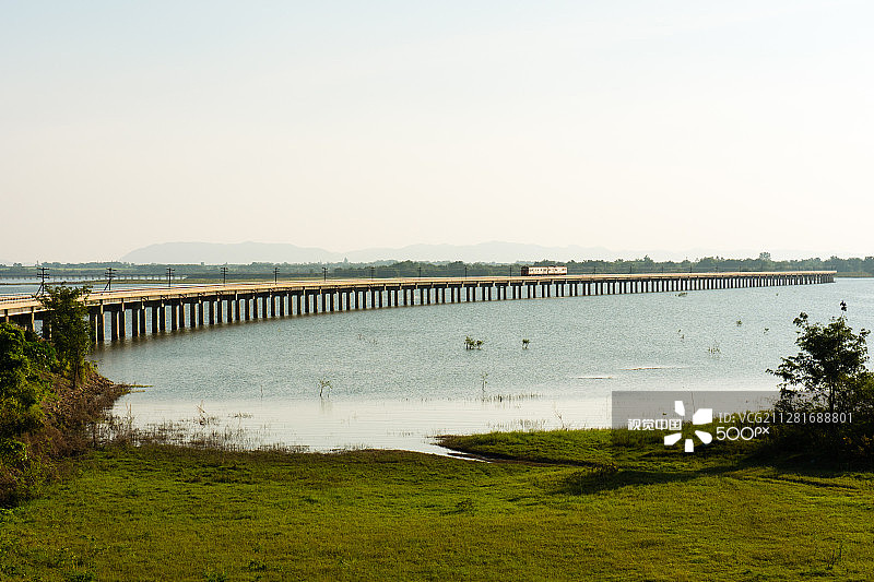 穿越湖泊的火车图片素材