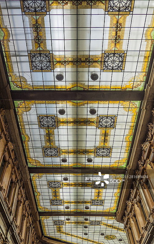 装饰过的玻璃天花板图片素材