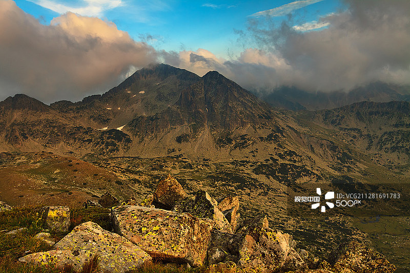 皮林山脉的岩石上图片素材