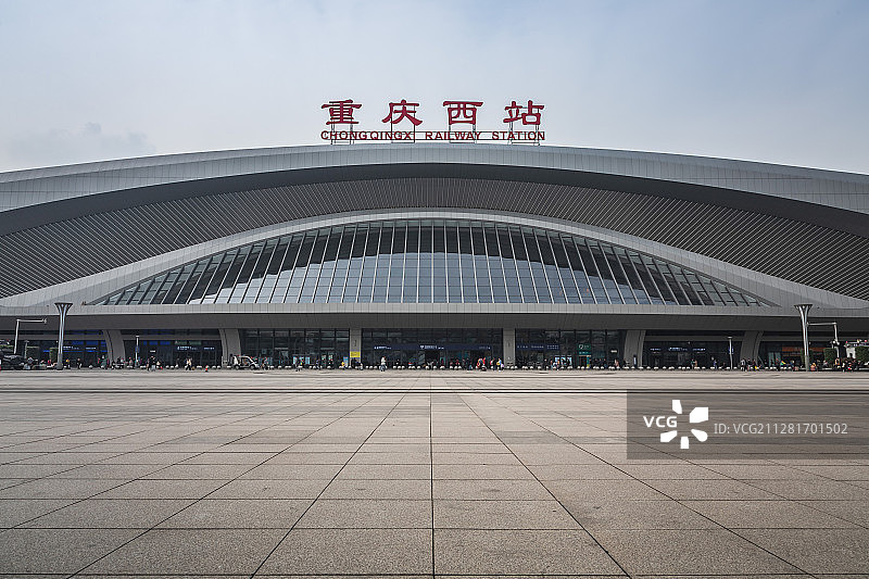 隶属于中国铁路成都局的重庆西站进站口前的东广场图片素材