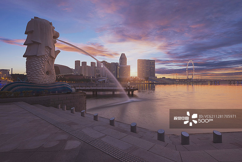 新加坡地标鱼尾狮与日出图片素材