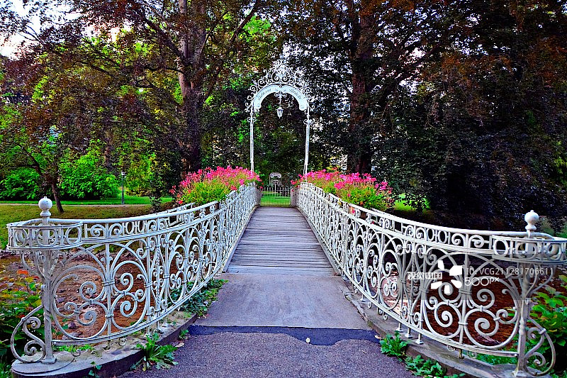 巴登巴登城市公园的情人桥图片素材