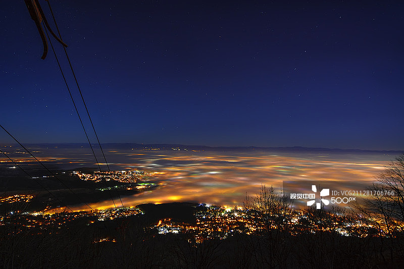 笼罩在薄雾中的索非亚城图片素材