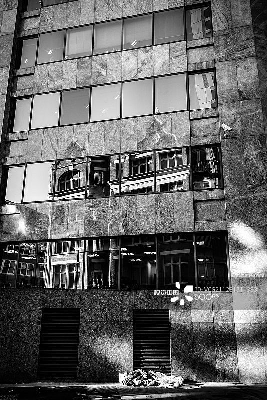 无家可归者与银行图片素材