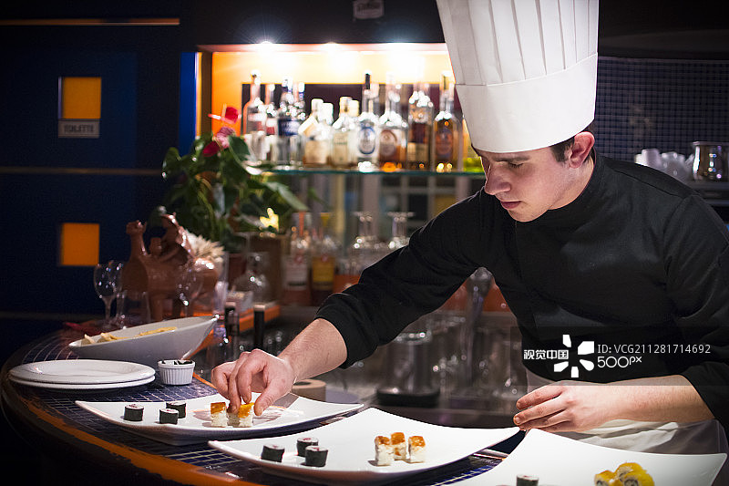 基尼亚特餐厅的萨丁寿司，主厨彼得罗·马莱尼图片素材