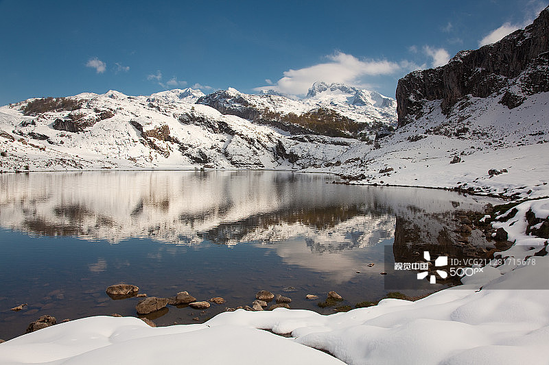 西班牙阿斯图里亚斯埃尔西纳湖图片素材