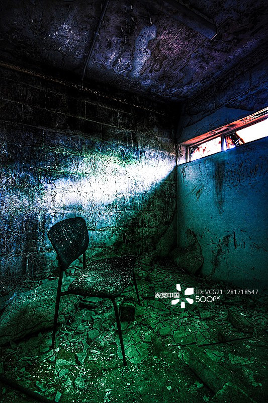 昏暗的地牢里，一扇窗户透进光线，一把孤零零的椅子图片素材