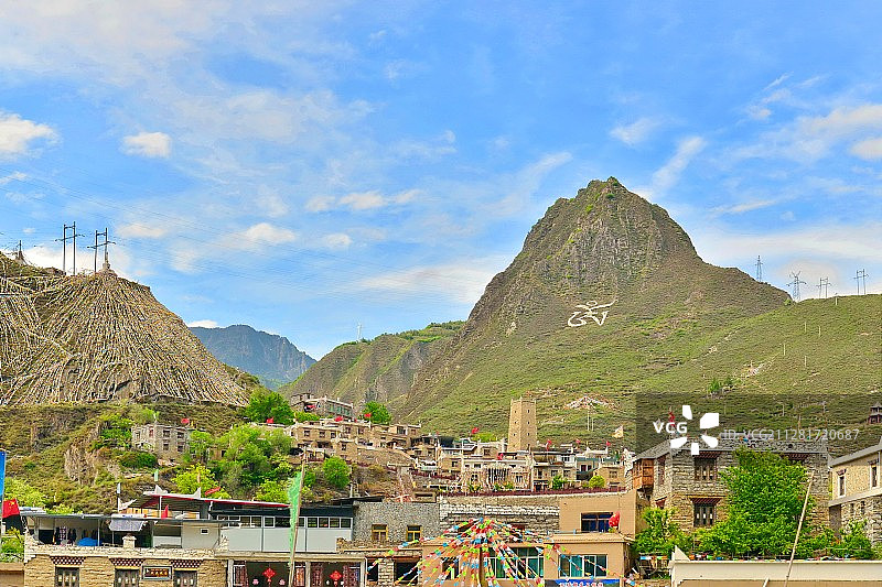 山坡上的一个藏族聚居村落，甘堡藏寨图片素材