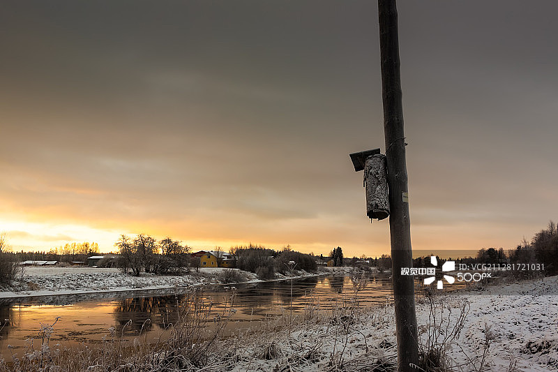 河边的旧鸟舍图片素材