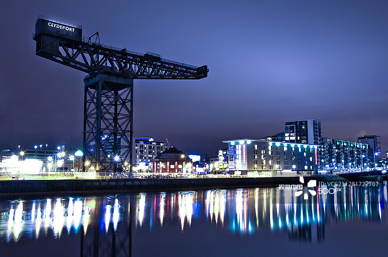 格拉斯哥克莱德河上的芬尼斯顿起重机图片素材